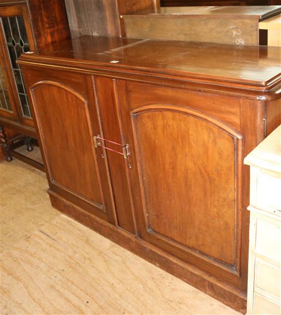 Victorian mahogany dwarf cupboard(-)